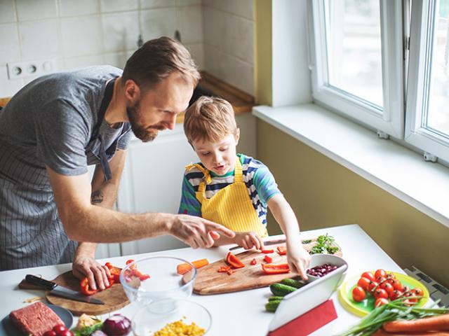 Padre e hijo cocinando