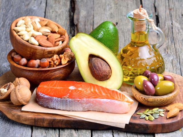 Alimentos que contienen grasas insaturadas: Aguacate, salmon, nueces, aceitunas