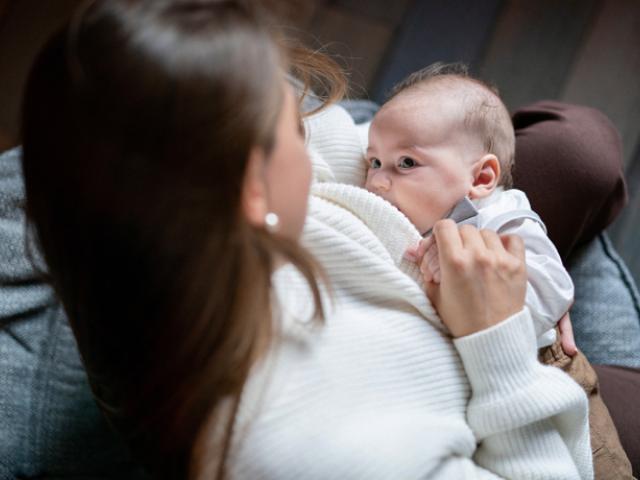 Mamá amamantando a su hijo