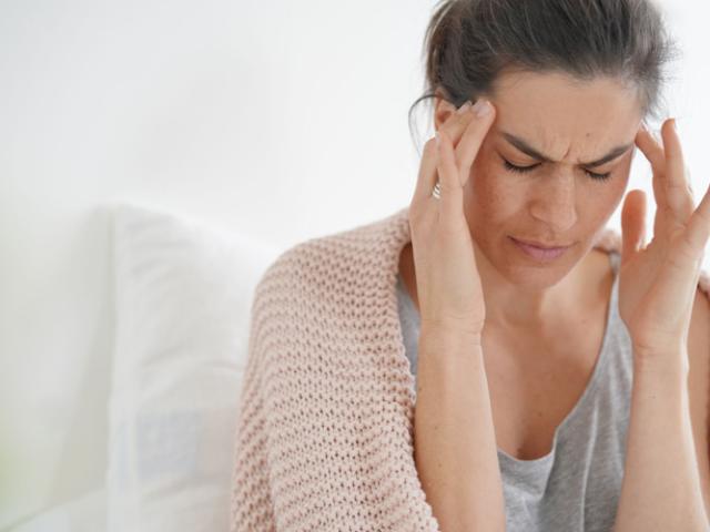 Mujer con dolor de cabeza