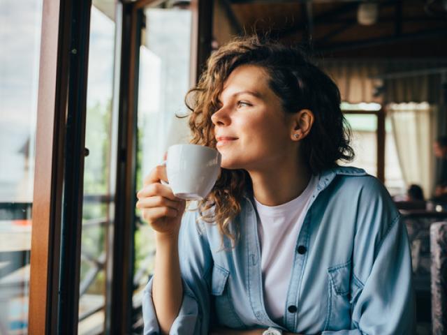 Mujer toma café descafeinado