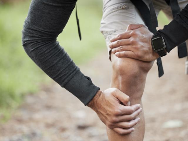 Hombre siente malestar en la pierna mientras camina