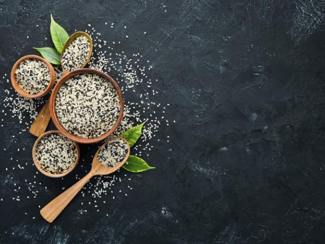 Platos con semillas de ajonjolí