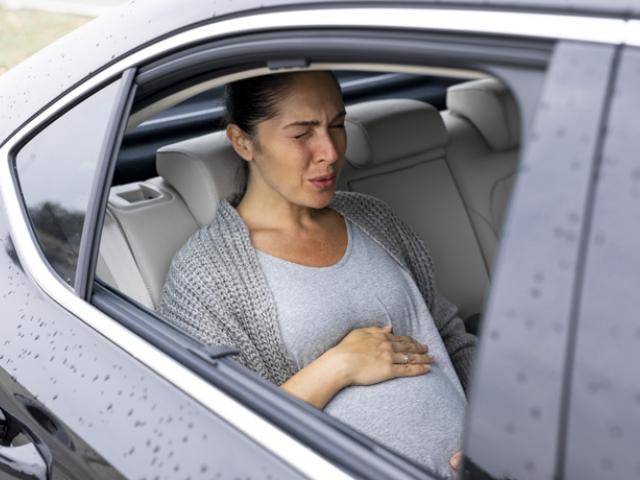 Mujer embarazada siente barriga dura
