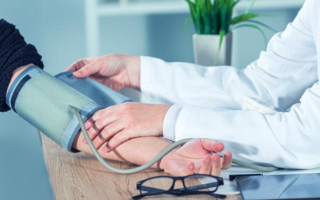 Asiste al médico a verificar tu presión arterial, podrías padecer hipotensión