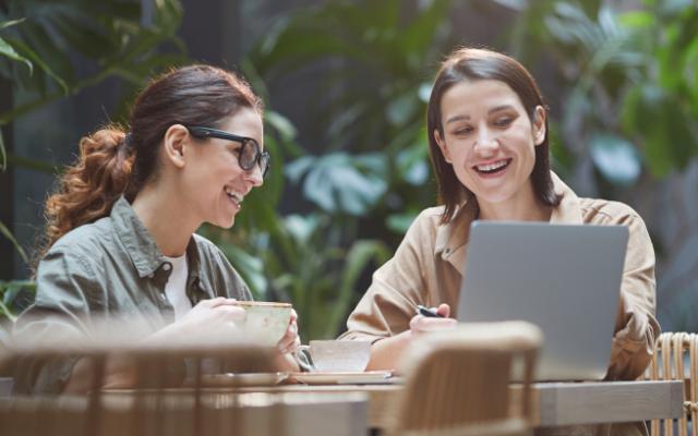 Dos mujeres conversando