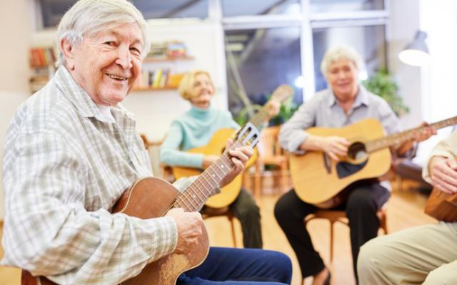 Personas con Alzheimer en una sesión de musicoterapia.