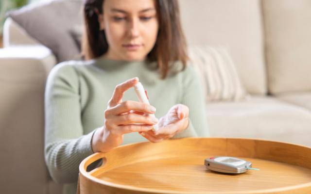 mujer midiendose azucar en sangre
