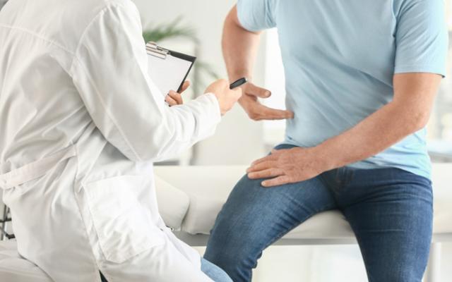 Médico explicando a paciente cómo limpiar los riñones.