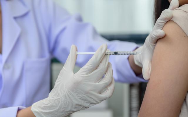 Mujer vacuna en jornada de medicina preventiva