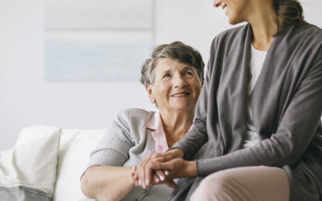 Mujer con deterioro cognitivo leve