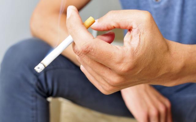 Hombre expuesto a la nicotina por el tabaco