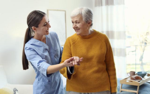 Mujer con Alzheimer y su cuidadora