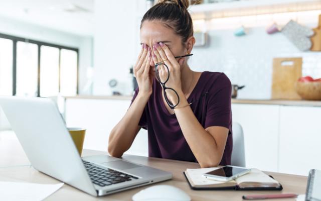 Mujer estresada debido a carga laboral