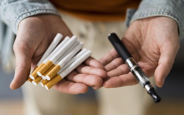 Cigarros y cigarro electrónico contiene nicotina
