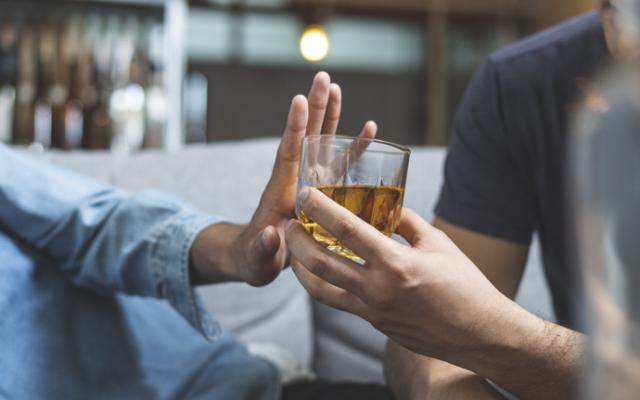 Hombre rechaza bebidas alcohólicas