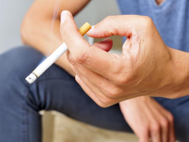 Hombre expuesto a la nicotina por el tabaco