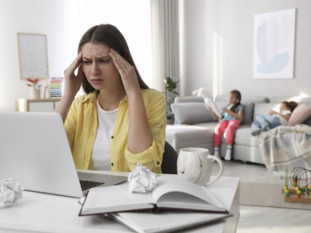 Mujer sometida a altos niveles de estrés