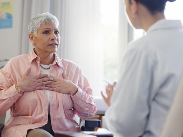 Persona con costocondritis por ansiedad.