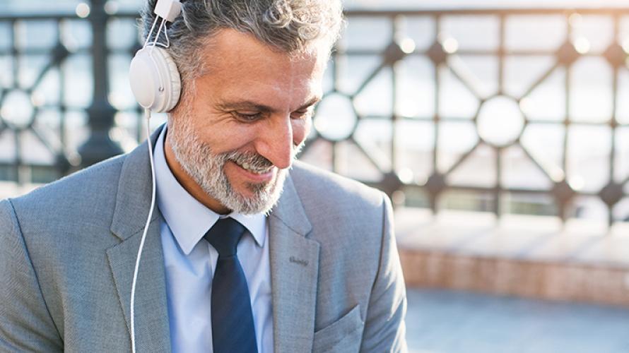 Banner contexto, señor con sus auriculares puestos sonriendo