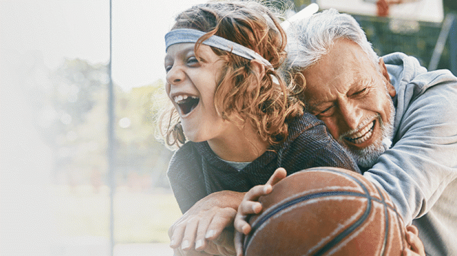 Abuelo y su nieto jugando basketball