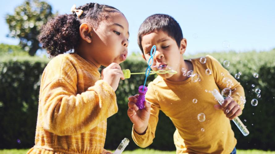 Niños jugando con burbujas