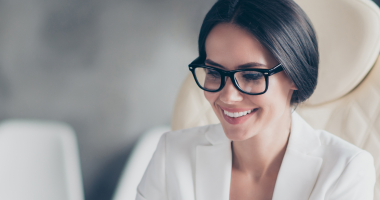 Mujer en su oficina sonriendo