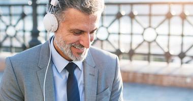 Banner contexto, señor con sus auriculares puestos sonriendo