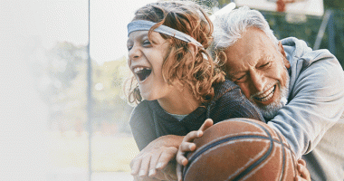 Abuelo y su nieto jugando basketball