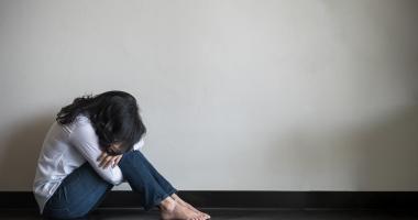 Mujer en estado de consternación