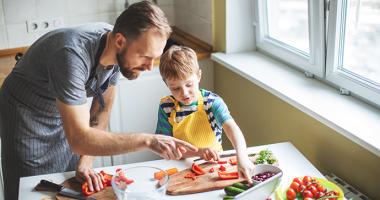 Padre e hijo cocinando