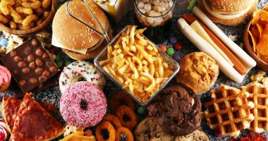 Mezcla de comida: donas, papas fritas, hamburguesas