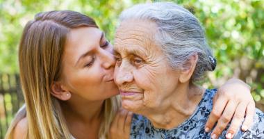 Hija dándole un beso a su madre