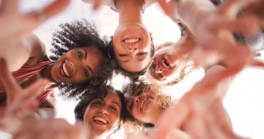 Mujeres interraciales haciéndose una foto desde el suelo