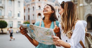 Dos chicas con un mapa haciendo turismo