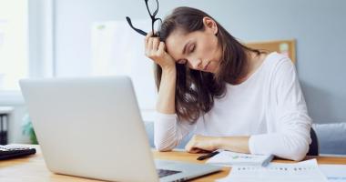 mujer sufriendo los síntomas de la falta de vitamina b12