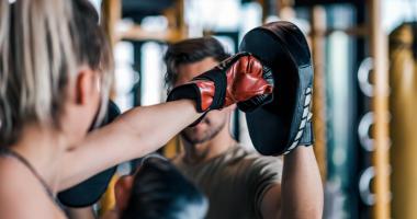 mujer practicando boxeo