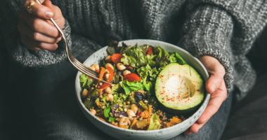 Ejemplo de bol con alimentos buenos para el corazón.