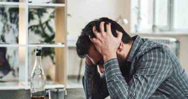 hombre con problemas de alcoholismo