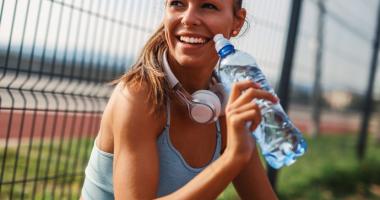 Mujer se hidrata tomando agua