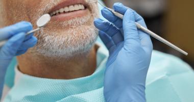 dentista evalúa pérdida dental en paciente