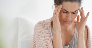 Mujer con dolor de cabeza