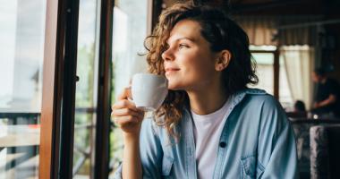 Mujer toma café descafeinado