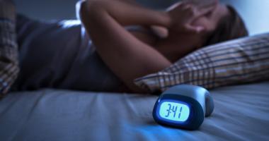 Mujer con insomnio no puede dormir
