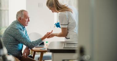 Enfermera evalúa a paciente con prediabetes