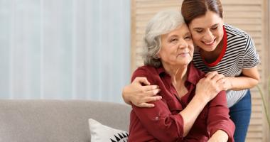 Mujer con primeros síntomas de Alzheimer