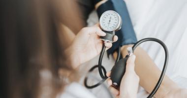 Médico chequea la presión arterial de paciente