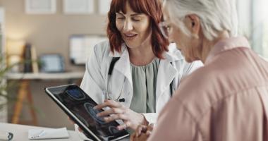 Médico explica prueba de detección del alzheimer
