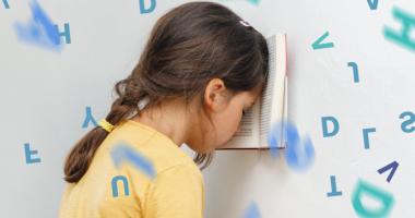niña con dislexia trata de leer