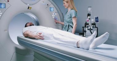 hombre en prueba de diagnóstico por imágenes